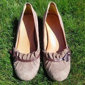 Naya brown suede pumps - 9W Wide